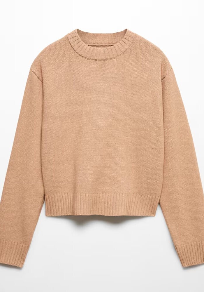 Round-neck knitted sweater